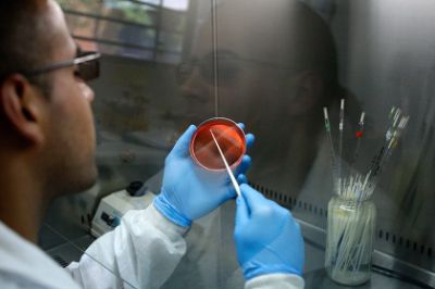 El investigador chino habría supuestamente modificado el gen CCR&#8325; de los embriones, logrando que las gemelas nacieran inmunes al virus del VIH.