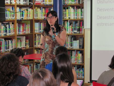 La académica Vania Martínez, directora de Imhay, lideró las capacitaciones enfocadas en salud mental adolescente.