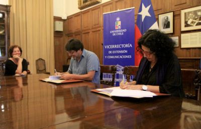 La vicerrectora Faride Zeran firmando el convenio que establece un acuerdo de trabajo colaborativo con la Universidad Abierta de Recoleta.