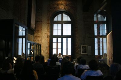 La conferencia se llevó a cabo en la Sala Museo Gabriela Mistral, ubicada en la Casa Central de la Universidad de Chile. 