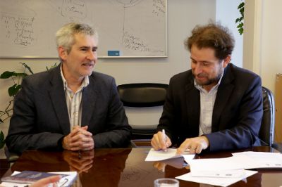 El Vicepresidente del Senado, Gonzalo Gutiérrez, y el Vicerrector de Asuntos Económicos y Gestión Institucional, Daniel Hojman, firmaron un acuerdo de coordinación entre ambos órganos universitarios. 