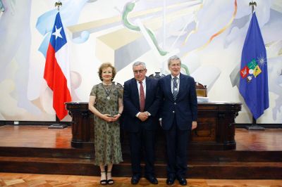 Los académicos del IEI e representantes de Chile en las demandas ante la CIJ, María Teresa Infante y Alberto van Klaveren, recibieron la Medalla Rectoral, entregada por el rector Ennio Vivaldi.