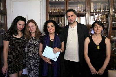 La vicerrectora de Extensión y Comunicaciones, Faride Zeran, junto a la directora del Archivo Central Andrés Bello, Alejandra Araya, y representantes de Madrágora Ediciones.