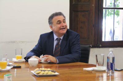El Prorrector de la Universidad de Chile, Rafael Epstein Numhauser, se reunió con el equipo directivo de la FAU antes de realizar el recorrido de "1000 Propuestas FAU".