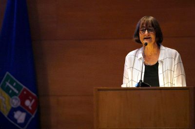 La vicerrectora de Asuntos Académicos, Rosa Devés, subrayó la importancia de las nuevas generaciones para la renovación de la Universidad y su aporte a la sociedad.
