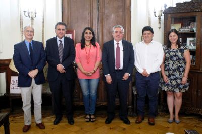 El rector Ennio Vivaldi junto al prorrector Rafael Epstein y el decano Manuel Amaya se reunieron con la intendenta de Santiago, Karla Rubilar y parte de su equipo.