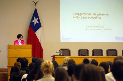 La directora de Igualdad de Género, Carmen Andrade, dio una charla sobre "Feminismo en la U. de Chile".