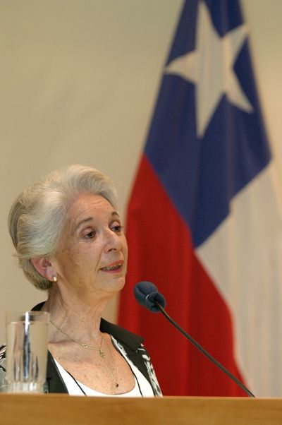 Por 43 años y hasta 2007 ejerció como académica de la U. de Chile, Lucía Invernizzi Santa Cruz.