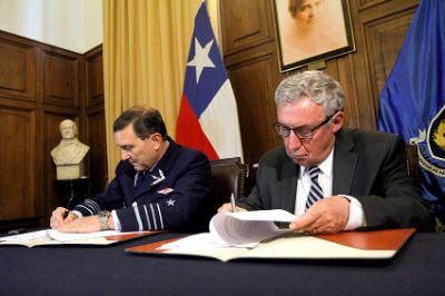La U. de Chile junto a la Fuerza Aérea de Chile suscribieron un acuerdo de colaboración para el desarrollo en materias espaciales.