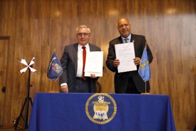 Las máximas autoridades universitarias de la U. de Chile y la UMCE firmaron el convenio de colaboración.