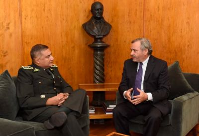 Previo a la ceremonia, el Decano Pablo Ruiz-Tagle sostuvo una reunión protocolar con el Director Nacional de Gendarmería, Christian Alveal.