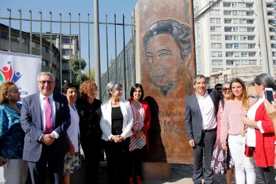 Se instaló un tótem de 2,8 metros de alto y uno de ancho en honor a la Dra. Eloísa Díaz, que muestra por un lado su rostro y por el otro una breve biografía que detalla su relevancia histórica.