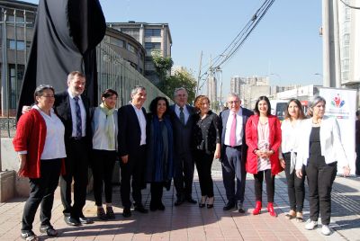 De la ceremonia participaron las diputadas Karol Cariola y Maite Orsini, junto a autoridades de la comuna de Independencia y de la U. de Chile.