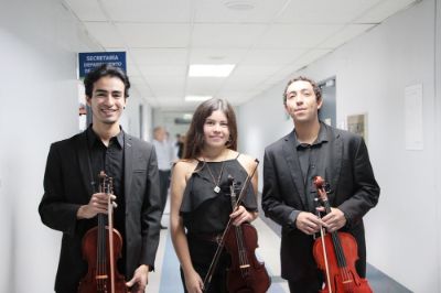 El pasado 27 de marzo fue la primera sesión de música en el HCUCH a cargo de un trío de estudiantes del Departamento de Música de la Facultad de Artes. 