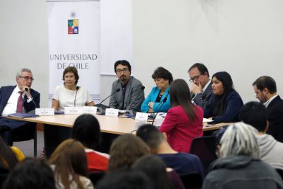 La U. de Chile realizó el foro "Gratuidad ¿quién se hace cargo?" que reunió a parlamentarios, ex titulares de Educación y rectores a discutir sobre dicha política.