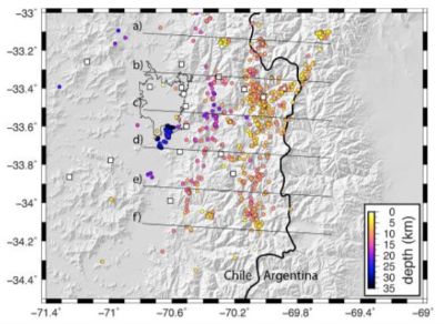 Distribución epicentral de los eventos caracterizados en este estudio. El polígono negro muestra los límites del área metropolitana de Santiago. Los blancos marcan la ubicación de las estaciones.