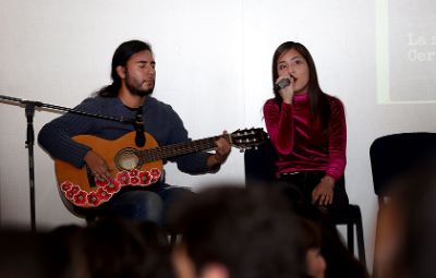La ceremonia cerró con la intervención musical de la estudiante de periodismo Yailin Ziomara Gutiérrez, acompañada en la guitarra por el estudiante de Cine y Televisión Diego Riffo.