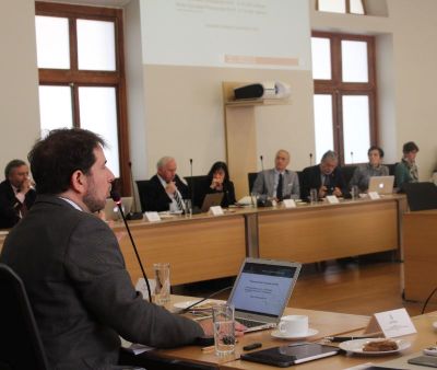 El profesor Daniel Hojman, vicerrector de Asuntos Económicos y de Gestión Institucional fue el encargado de presentar el Presupuesto 2019 a la consideración del Consejo Universitario.