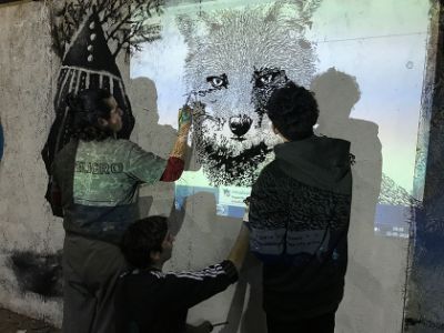 El artista visual y profesor de la Facultad de Artes, Carlos Gómez, junto a siete estudiantes de esa misma facultad estuvieron a cargo de esta experiencia. 