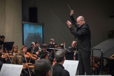 El destacado maestro chileno radicado en Estados Unidos, José Luis Domínguez, tomará nuevamente la batuta para dirigir a la Orquesta Sinfónica y el Coro de la U. de Chile.