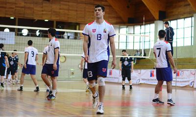 Gabriel Araya es seleccionado chileno de vóleibol y también compite representando a la Universidad de Chile.