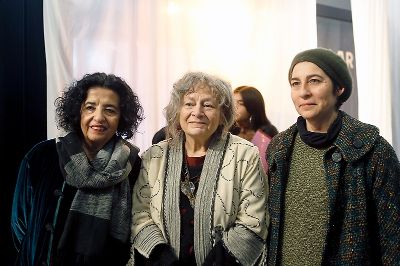Rita Segato junto a la vicerrectora de Extensión y Comunicaciones, Faride Zeran, y la directora del Archivo Central Andrés Bello, Alejandra Araya, en el marco de la visita a la exposición.
