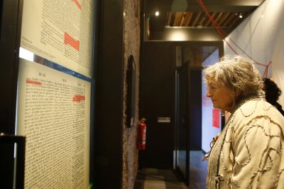 La teórica feminista recorrió la exposición en una visita guiada por la historiadora Alejandra Araya.