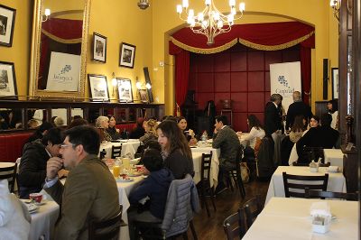 El Café se realizó en la tradicional Confitería Torres, en el centro de Santiago.