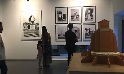 Las piezas forman parte del proyecto "Reconsiderando el monumento", exposición que bajo la curatoría del académico español Miguel Cereceda, reúne el trabajo de 20 artistas hispanoamericanos.