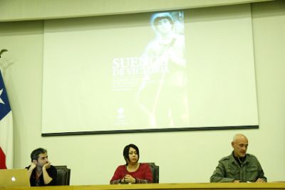 Marcela Campos junto al periodista Javier Rebolledo y el director de Ceibo Ediciones, Dauno Tótoro.