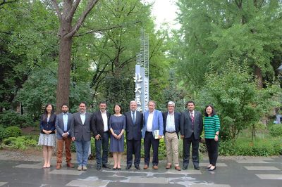 Parte de la delegación de la Universidad de Chile en una de sus visitas a instituciones en Beijing.