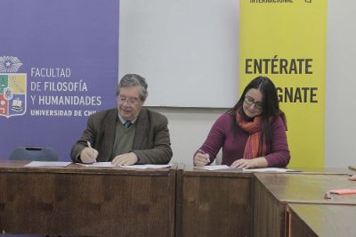 El decano Carlos Ruiz Schneider y Ana Piquer, directora Ejecutiva de Amnistía Chile, suscribieron este convenio. 