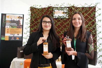 Nicole Ríos y Constanza Ruiz son las creadoras de  K'akaw, producto ganador de esta versión de la Expo. 