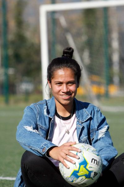 Fernanda Pinilla, licenciada en Física de la Universidad de Chile y seleccionada nacional de fútbol.