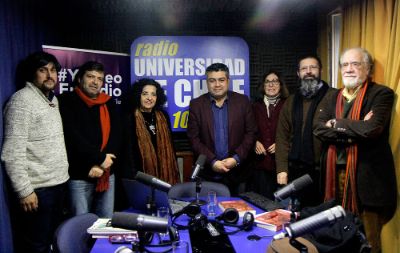 Académicos y académicas de la U. de Chile en el debate radial "El Chile de la postdictadura".