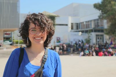 Valentina González es de Linares e ingresó el 2016 a la U. de Chile, vía SIPEE. Hoy está en su cuarto año de Literatura, trabajando en su tesis y pensando en seguir estudiando, ahora un magíster.