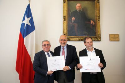 La U. de Chile reconoció al Dr. Ricardo Uauy y al Senador Guido Girardi por sus aportes a la investigación y promoción de la alimentación saludable.
