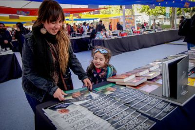 La U. de Chile se encuentra participando de la feria con un stand en el que se están exhibiendo revistas Palabra Pública, además de la Revista Anales, entre otras publicaciones.