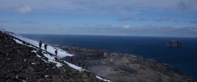 Trabajo de muestreo en Isla Decepción, ubicada en el estrecho de Bransfield, al noroeste de la península Antártica. Esta isla-volcán es uno los muchos puntos estudiados por el equipo de Elie Poulin.