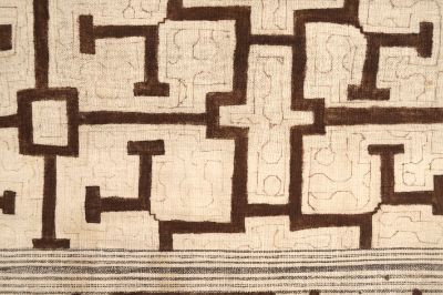Cerca de ochenta piezas y textiles de la colección del MAPA de gran parte del continente, dan vida esta exposición que busca relevar el amplio alcance que tuvo la escuela Bauhaus. 