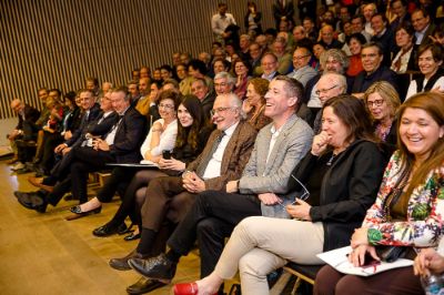 Autoridades universitarias, colegas, familia y amigos del homenajeado llenaron el auditorio Enrique d'Etigny.