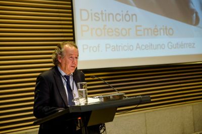 El decano Francisco Martínez destacó el compromiso del profesor Aceituno con la Universidad.