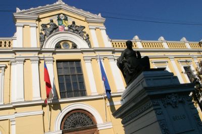 El domingo 17 de noviembre una serie de mensajes de incitación al odio aparecieron pintados sobre la fachada de Casa Central. 