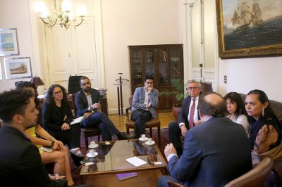 El Rector Ennio Vivaldi junto a representantes de la Defensoría Jurídica de la U. de Chile se reunieron con el vicepresidente del Senado para entregar informes sobre la situación de los DD.HH.