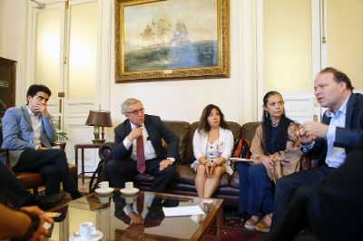 El senador Alfonso de Urresti valoró la instancia, donde explicitó la necesidad de "establecer una profunda reforma en Chile que viene del comportamiento de las policías".