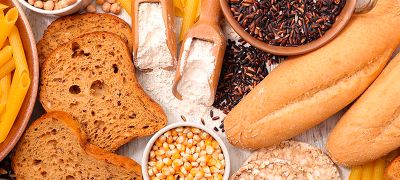 La enfermedad celiaca es gatillada por la presencia de gluten en la dieta de personas susceptibles a este componente que está presente en alimentos como el pan, los fideos y los cereales.