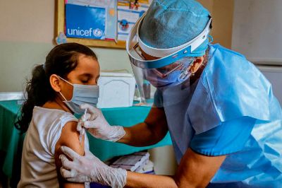 Este lunes se inició el proceso de vacunación contra el COVID-19 de niños y niñas entre 6 y 11 años. Se estima que cerca de 1 millón 500 mil escolares recibirán dos dosis del fármaco.