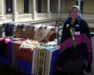 Edith Romero y muestras de artesanías traídas desde Lonquimay