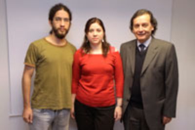 Los estudiantes de Magíster Giorgio Boccardo y Carolina Guerrero, junto al Vicerrector de Asuntos Académico, Prof. Iñigo Díaz Cuevas, quien destacó los logros académicos de ambos estudiantes.