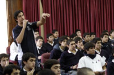 Acceder al mundo de posibilidades académicas que ofrece la Universidad de Chile fue parte del aprendizaje que los jóvenes del Instituto Alonso de Ercilla recibieron el pasado 21 de abril.